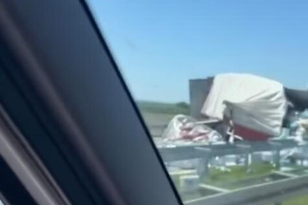 Teška nesreća na auto-putu: Kamion prevrnut i zgužvan, teret rasut, saobraćaj obustavljen FOTO