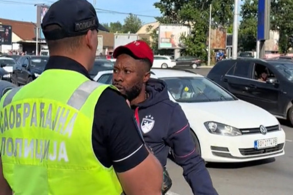 Kakav šou s policijom: Kanga kasni na derbi, ali… VIDEO