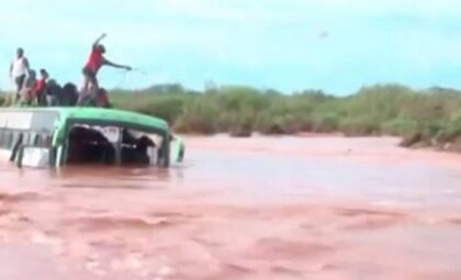 Strahota! U poplavama nastradalo 13 osoba, 15.000 ljudi raseljeno VIDEO