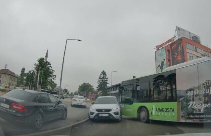 Saobraćajni kolaps u Banjaluci: Sudar u kružnom toku, ušao u pogrešan smjer, udario u autobus