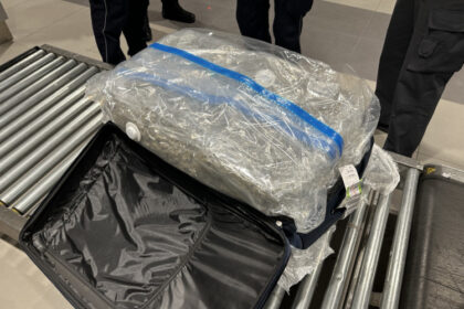 Hapšenje na aerodromu: U koferu nosio 21 kilogram marihuane