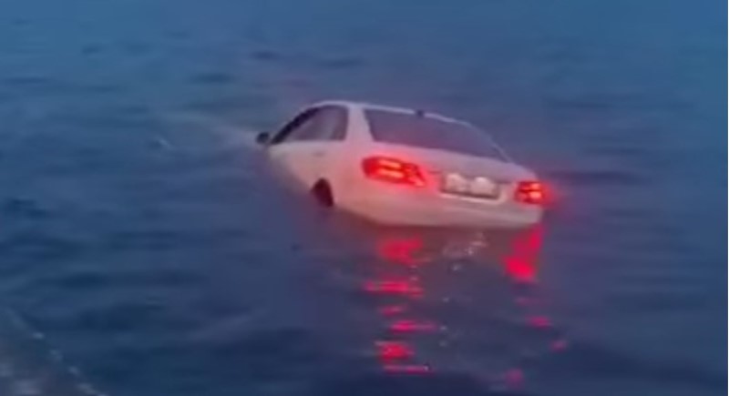 Vozač precijenio svoje sposobnosti: Mercedes završio u Jadranskom moru VIDEO