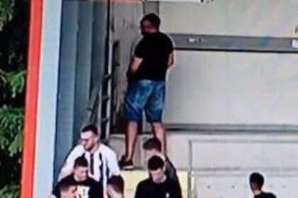 Šokantna scena u Crnoj Gori: Navijač snimljen dok vrši nuždu na stadionu VIDEO