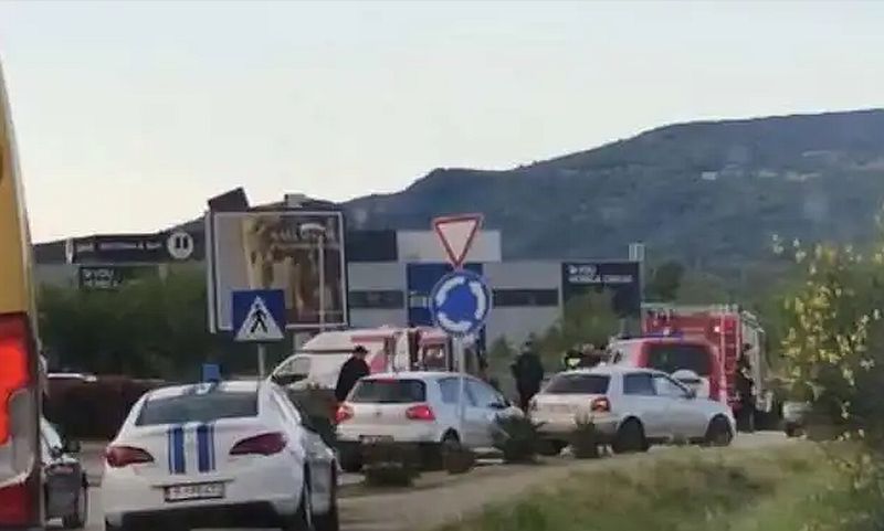 Jedna osoba poginula, a jedna povrijeđena u saobraćajnoj nesreći na kružnom toku
