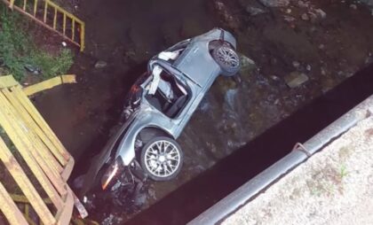 “Audi” probio ogradu mosta i sletio u rijeku: Dva mladića povrijeđana u teškoj nesreći