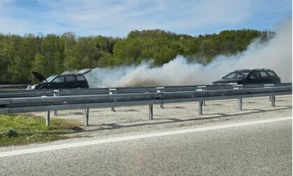 Iz “golfa četiri” izbija dim: Gori automobil na autoputu Banjaluka – Gradiška