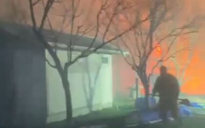 Vatrogasna jedinica: Situacija na požarištu kod Teslića katastrofalna, vatra ušla između kuća VIDEO