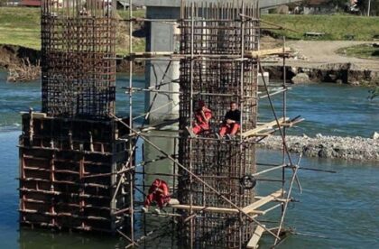 Ostali na skeli: Vatrogasci spasili radnike koji su gradili most u Banjaluci VIDEO