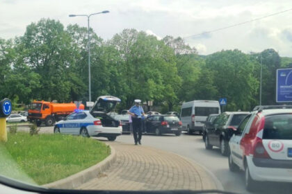 Stvorena velika gužva: Saobraćajna nesreća u kružnom toku kod Rebrovačkog mosta