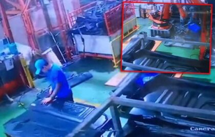 Jezivi incident u fabrici: Robot smrskao radnika na smrt, oglasili se nadležni