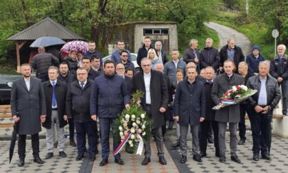 Položili vijence u Kravici: SDS zatražio pravdu za sve srpske žrtve