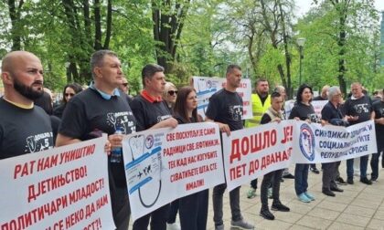 Protest u Banjaluci: Zaposleni u zdravstvu Srpske traže veće plate VIDEO