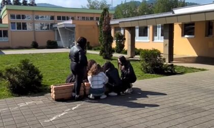 “Pedagogica nam je uvijek pomagala”: Đaci u suzama pale svijeće tragično nastradaloj Milani VIDEO