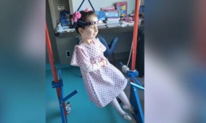 Dirljiv snimak prije zahtjevne operacije: Četvorogodišnja Sofija sa osmijehom “bije vitke” VIDEO