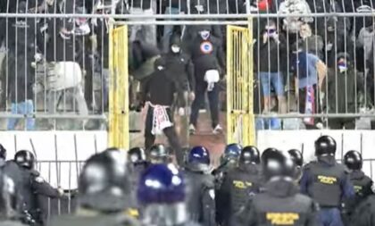 Tri policajca prevezena u bolnicu: Huligani demolirali stadion uhapšena 51 osoba VIDEO