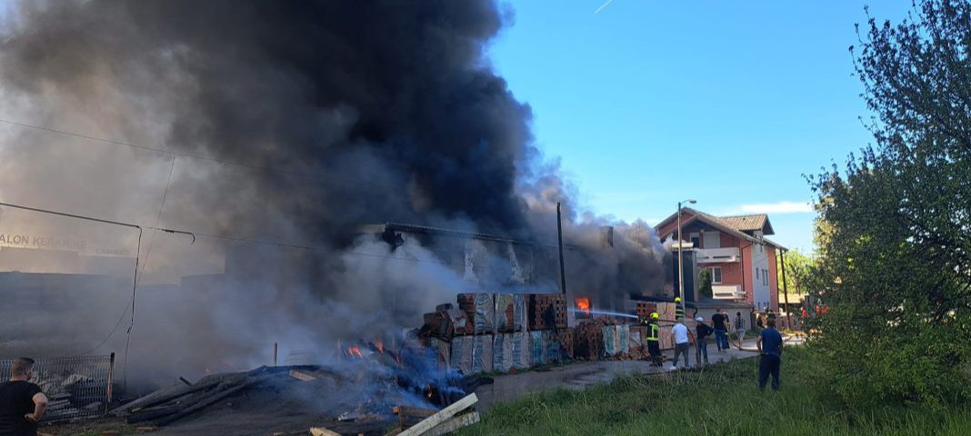 Gori firma: Vatrogaci i policija na terenu VIDEO