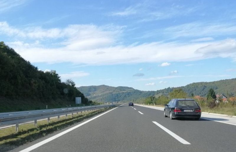 Uslovi za vožnju povoljni, zastoja na granicama nema