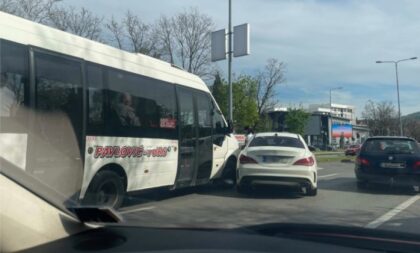 Nesreća usporila saobraćaj: Sudar automobila i minibusa u Banjaluci FOTO