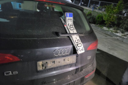 Incident u Bijeljini: Pokidana tablica sa automobila gradonačelnika