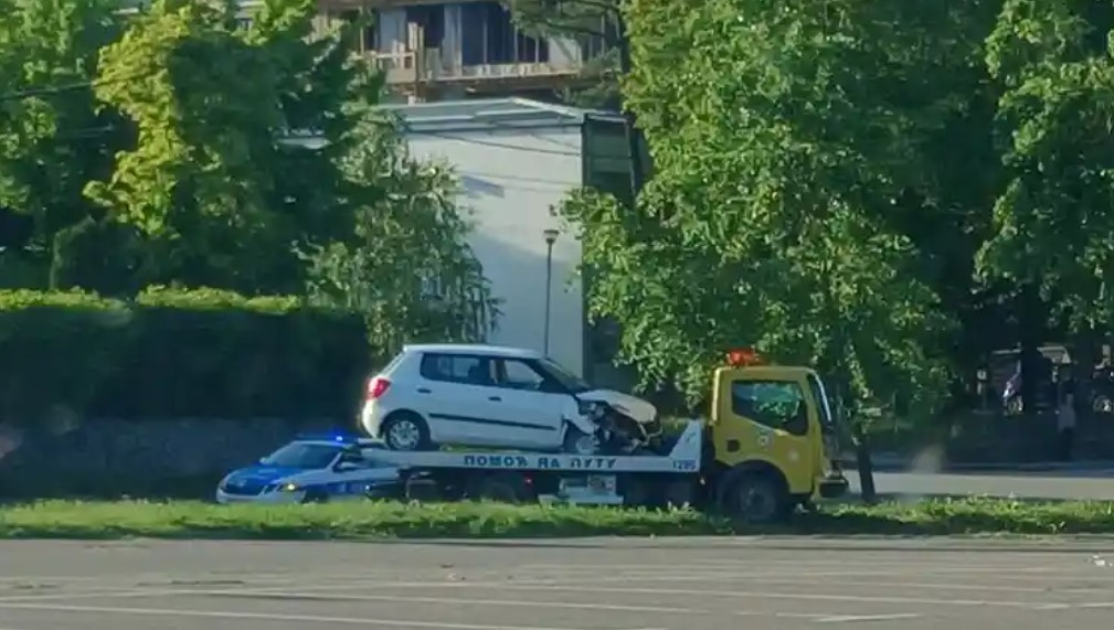 Udes u banjalučkom naselju: Šlep služba odvezla automobil