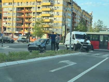 Sudar dva vozila: Jedan zgužvan, oboren i semafor