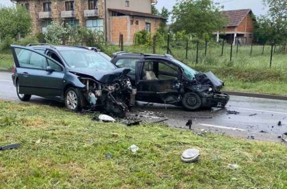 Teška saobraćajna nezgoda kod Topole:  Sudar tri vozila, ima povrijeđenih