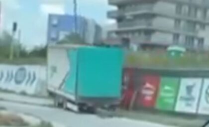 Nesvakidašnja nezgoda u kružnom toku: Otkačila se prikolica kamiona i udarila u stub VIDEO