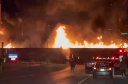 Teretni voz sa 5 vagona u plamenu projurio kroz grad VIDEO