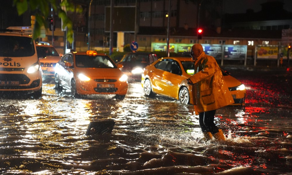 Najavljene nove padavine: Ankara poplavljena, glavnim saobraćajnicama teku rijeke