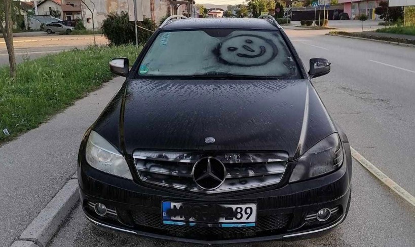 Oba u vlasništvu jedne osobe: Vozila išarana sprejem, razbijeno staklo