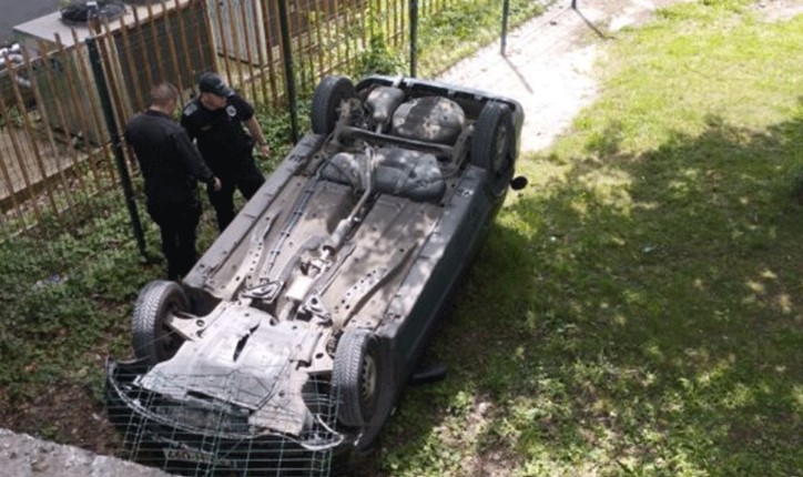 Vozač povrijeđen: Automobilom sletio u dvorište škole i završio na krovu