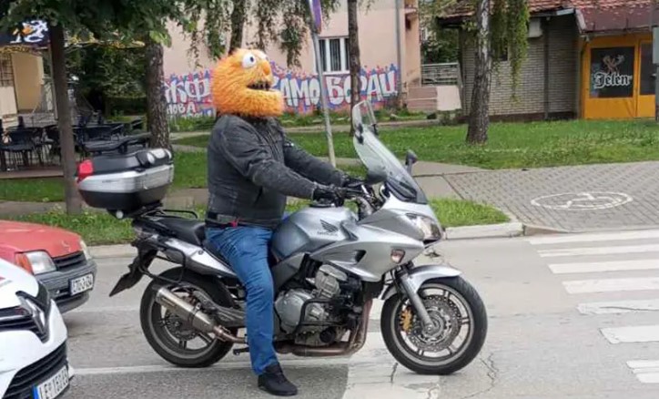 Neobična kaciga: Bajker privukao pažnju mnogih Banjalučana