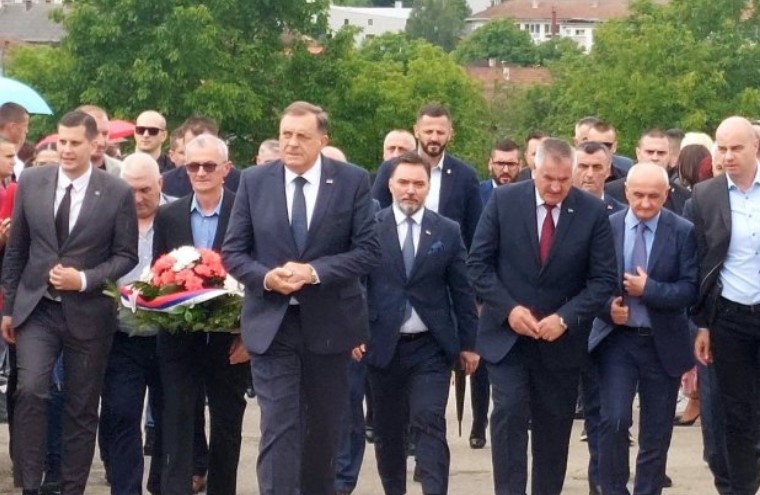 Sjećanje na više od 3.000 ubijenih Srba: Zvaničnici Srpske položili vijence u Bratuncu