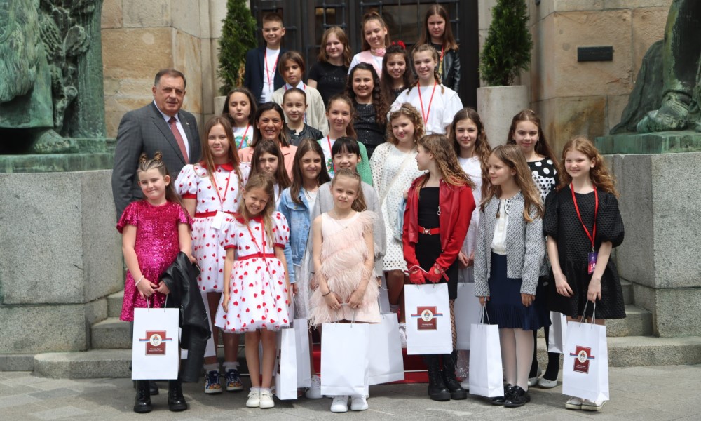 Učesnici Đurđevdanskog festivala u posjeti kod predsjednika Srpske: Dodik obećao da će biti nagrađeni i novčano