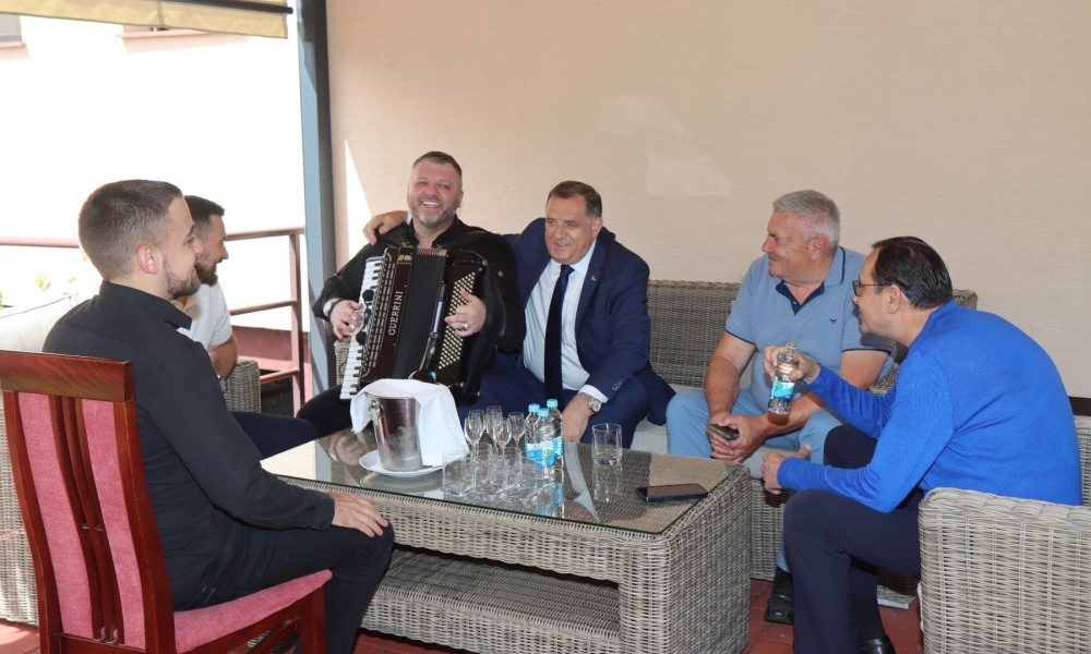 Veselo i kod predsjednika Srpske: Dodik uz harmoniku čestitao Đurđevdan FOTO