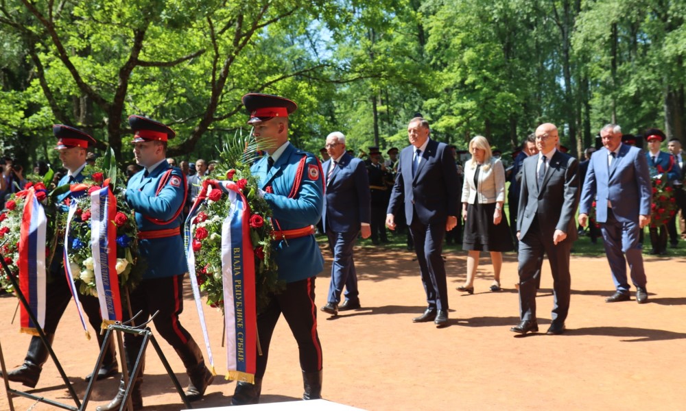 Zvaničnici Srpske u Donjoj Gradini: Položeni vijenci na grobnom polju “Topole” FOTO