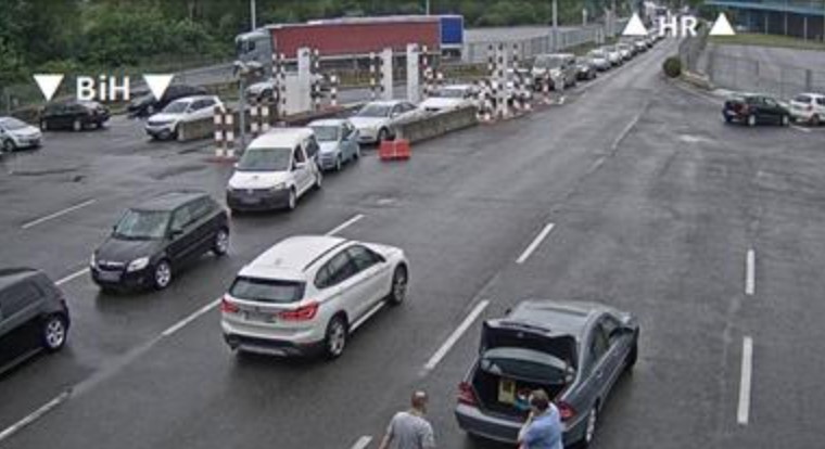 Kolona vozila iz pravca Hrvatske: Gužva na graničnom prelazu Gradiška