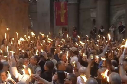 Uoči Vaskrsa! Blagodatni oganj sišao u Hram Vaskrsenja Hristovog VIDEO