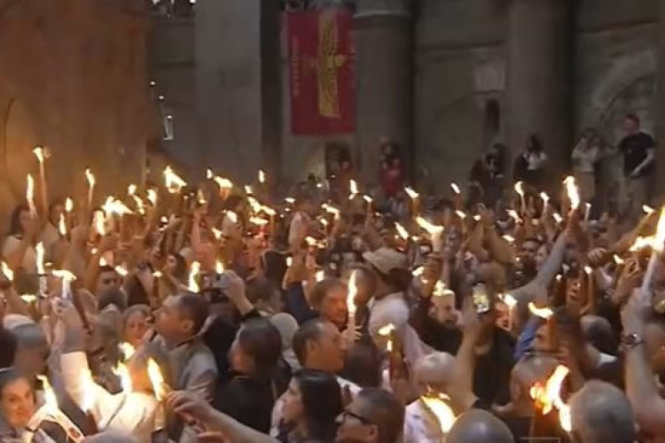 Uoči Vaskrsa! Blagodatni oganj sišao u Hram Vaskrsenja Hristovog VIDEO