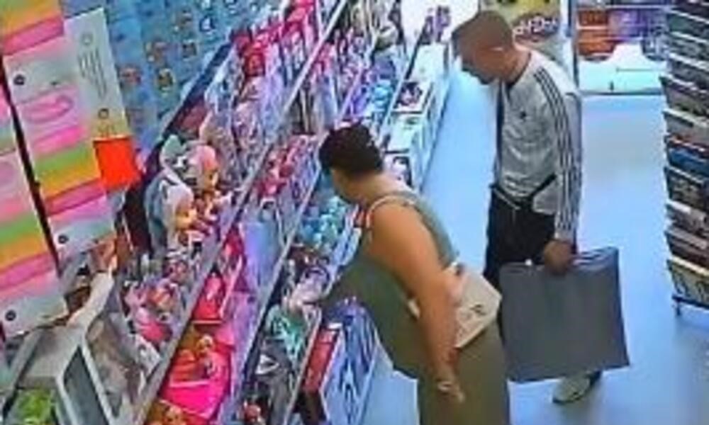 Ovo svijet još nije vidio! Žena u prodavnici pokazuje mužu šta da krade VIDEO