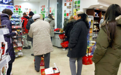 Vaskršnja gužva po banjalučkim marketima: Na parkingu se kruži nekoliko puta