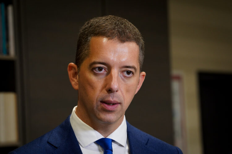 Marko Đurić napadnut na ulici dok je šetao sa maloljetnim kćerkama