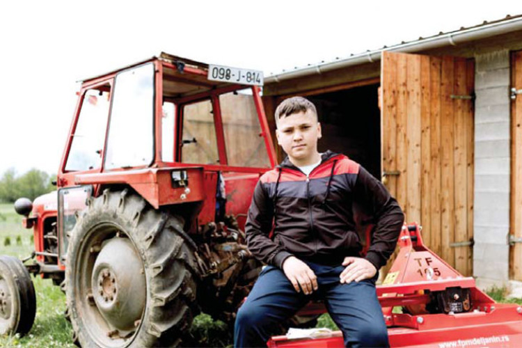 Ništa mu nije teško: Miloš sa uživanjem brine o porodičnom imanju