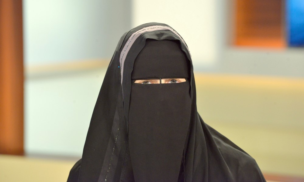 “Supruga” odbijala intimne odnose: Mladoženja poslije vjenčanja saznao da je oženio muškaraca