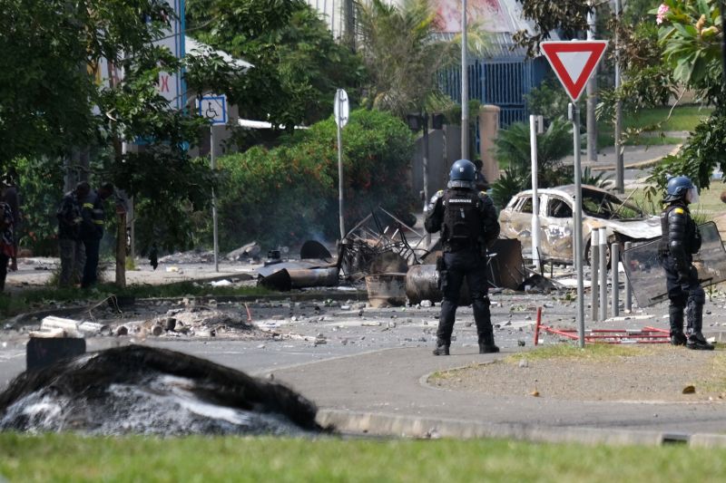 Vanredno stanje: Na Novu Kaledoniju stiglo 600 pripadnika žandarmerije