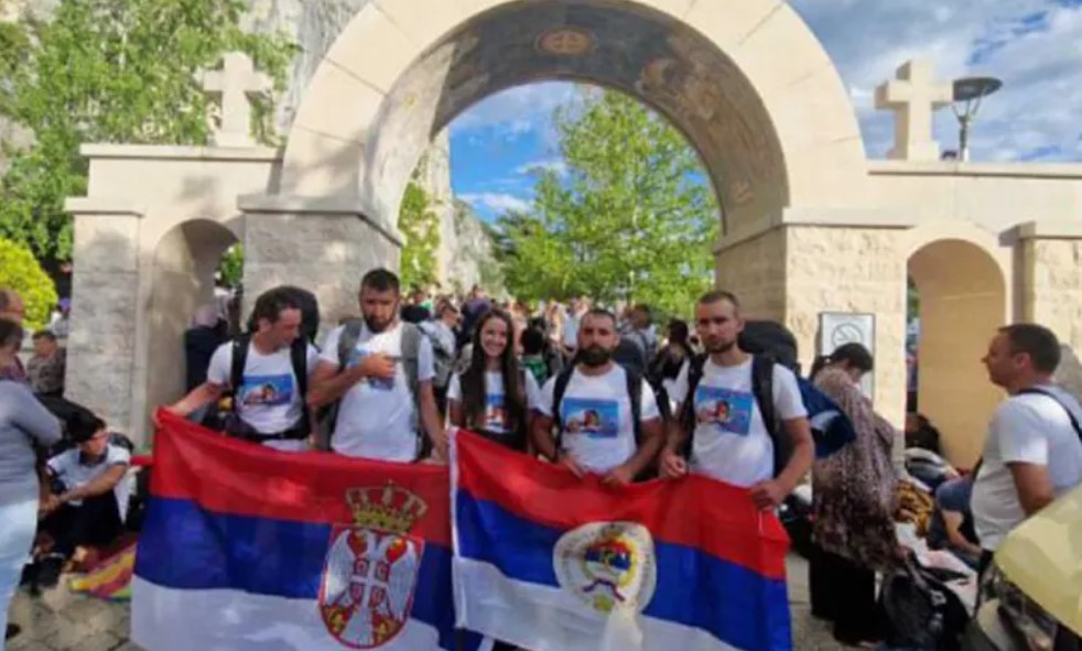 Humani gest: Pješke stigli na Ostrog kako bi pomogli Sergeju Stuparu