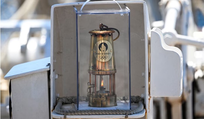 Uskoro stiže u Pariz: Olimpijska baklja uplovila u luku Marsej