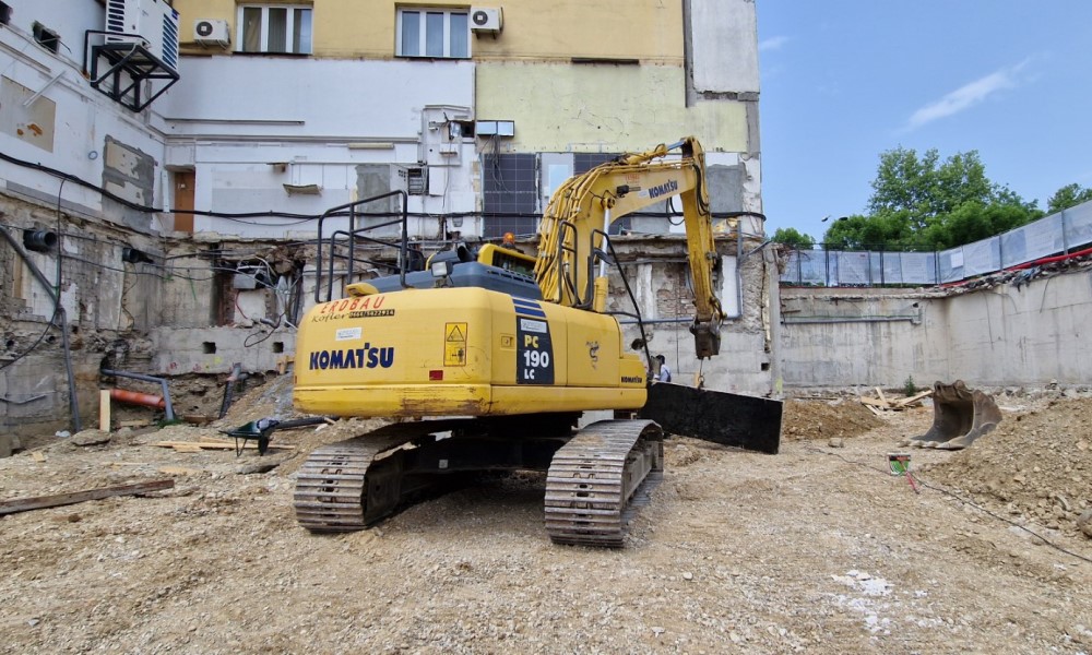 Mašine stigle, radovi ne počinju: Šta je s novim Palasom u centru Banjaluke FOTO/VIDEO