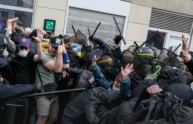 Haos u Francuskoj: Policija upotrijebila palice u Parizu