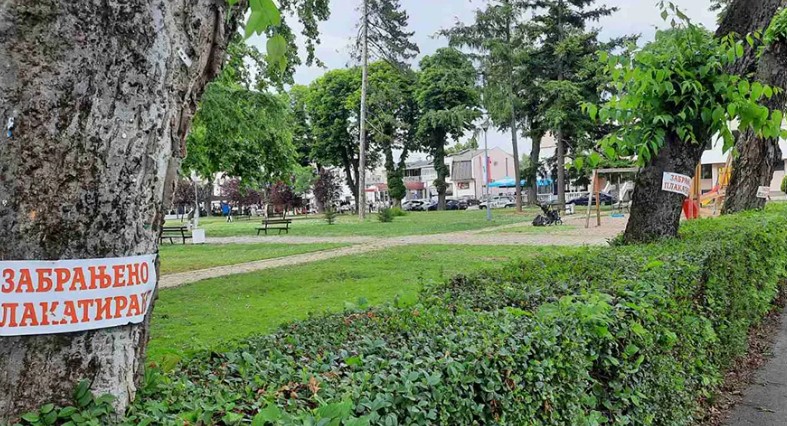 Neobična ideja: Brane plakatiranje, a zakucali plakate na stabla u parku